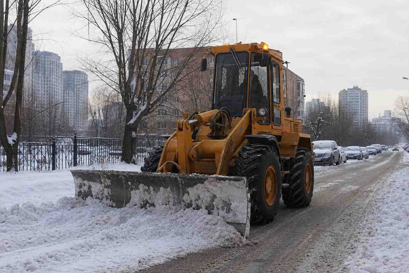 Амкодор 352С убирает снег на городской улице
