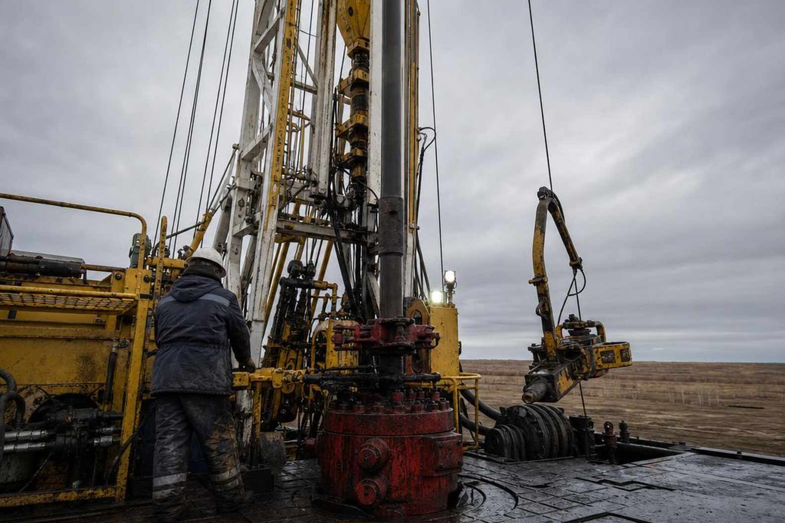 Крупная буровая установка ведет бурение скважины на нефтяном месторождении