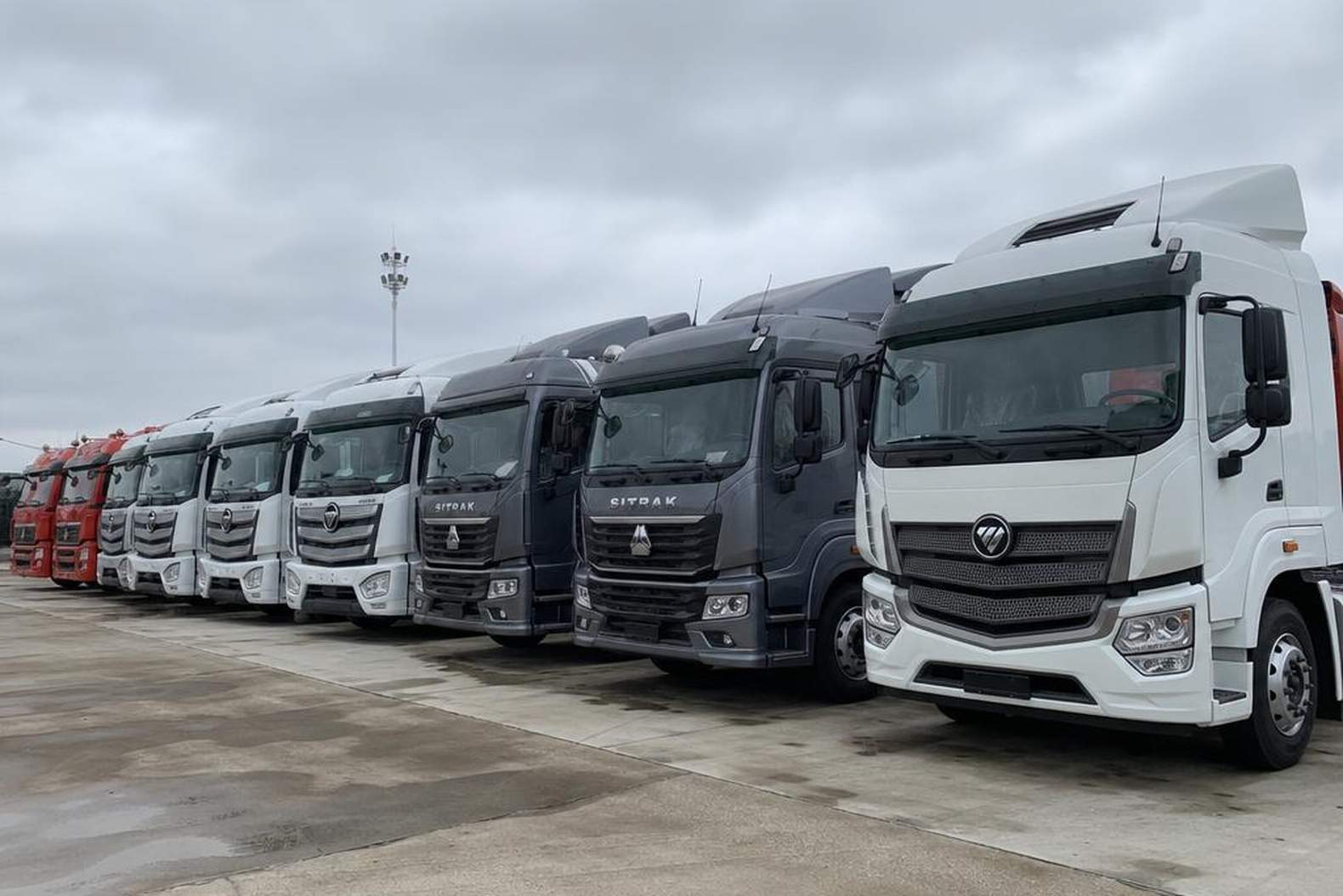 Стоянка запрещённых к продаже грузовиков Foton и Sitrak на дилерском складе