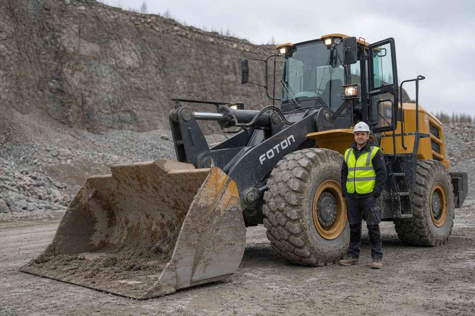 Foton FL958G погрузчик после смены у карьера, оператор рядом