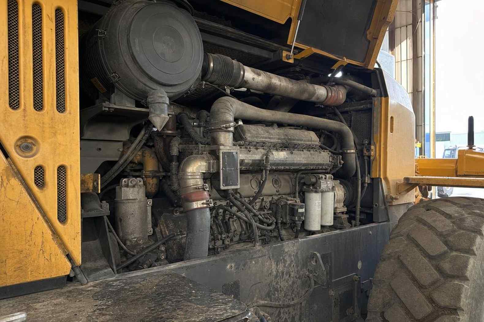 Двигатель Weichai и трансмиссия ZF на фронтальном погрузчике - вид в моторном отсеке