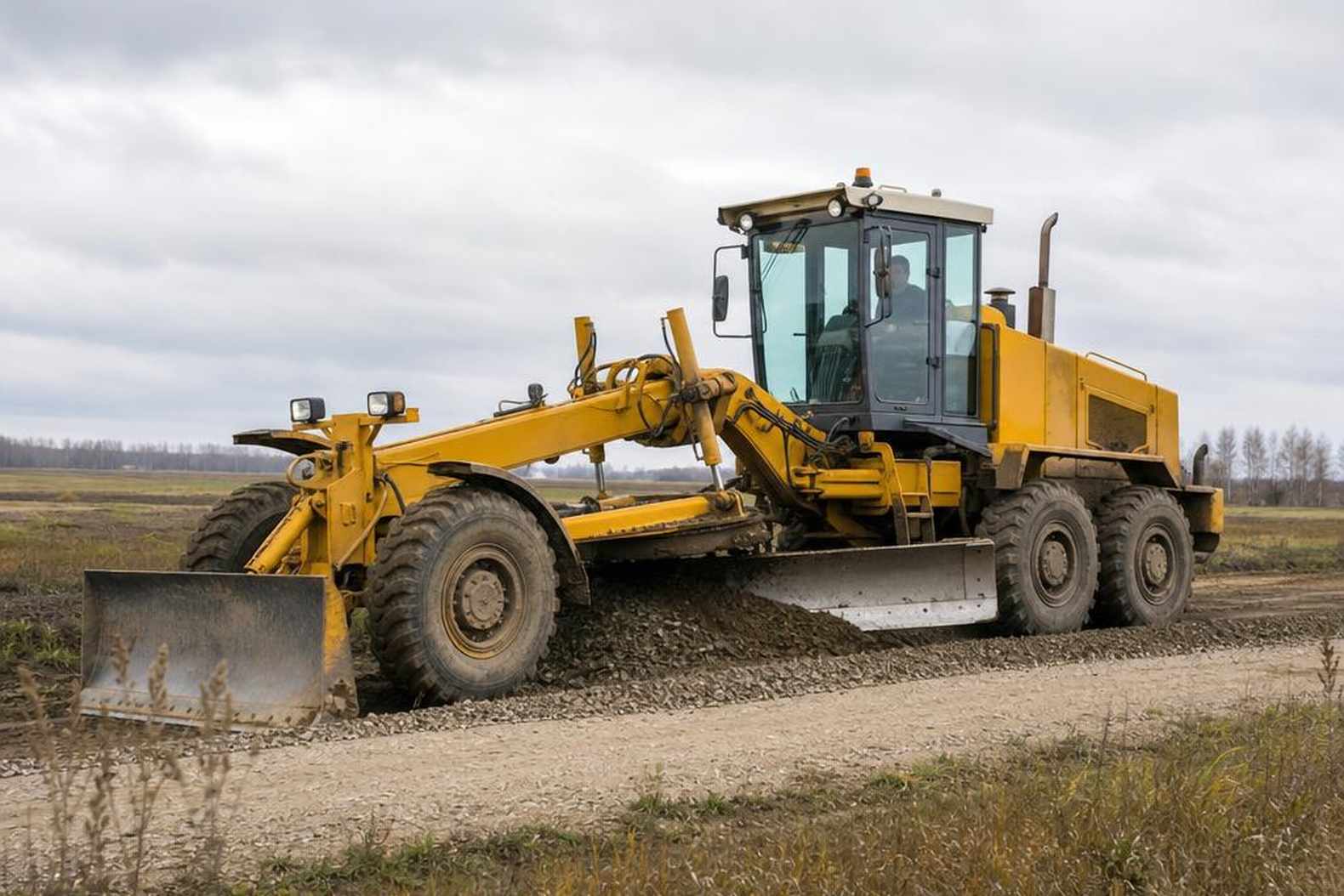 Кировец К-714 за работой - планировка грунтовой дороги в поле