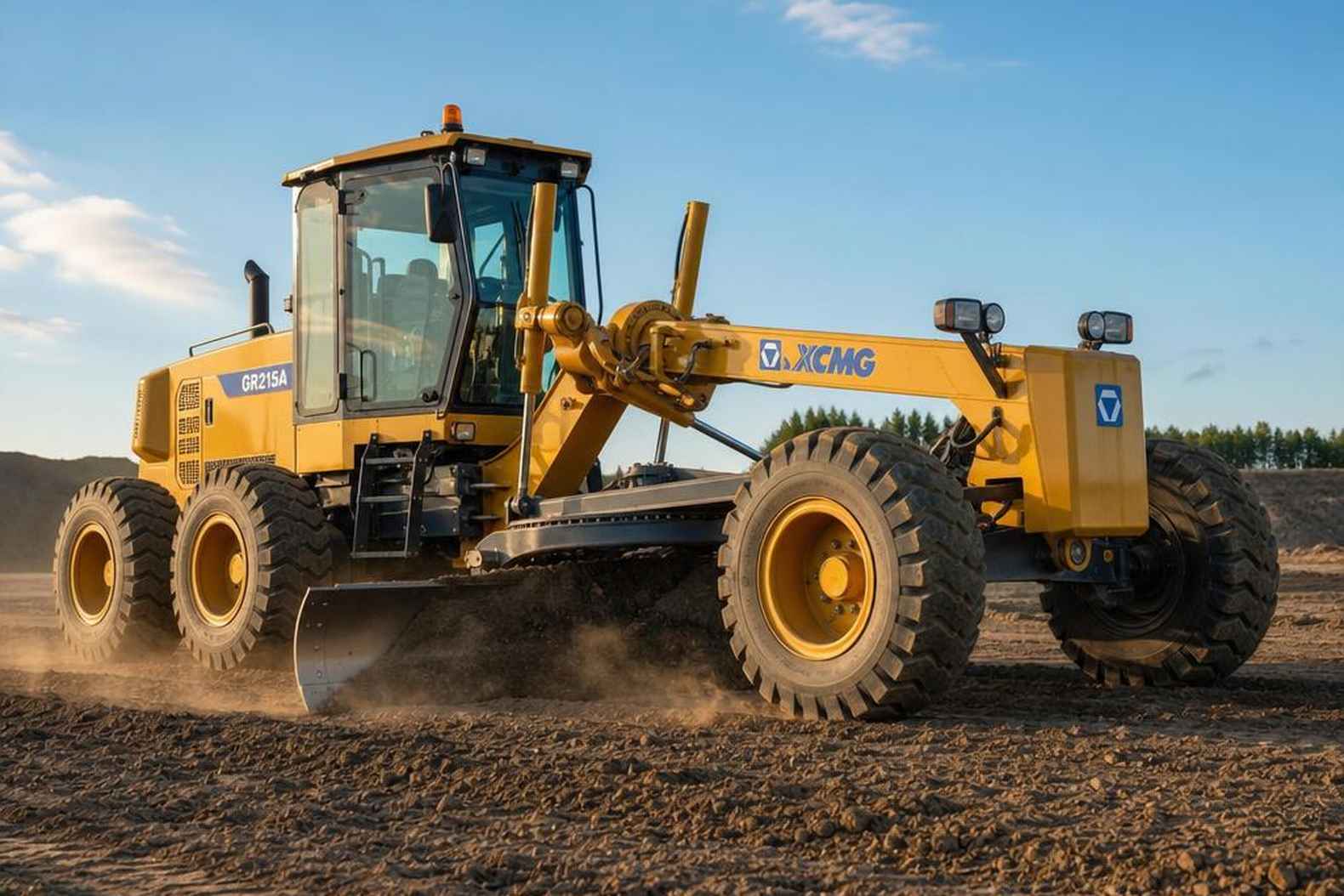 XCMG GR215A на стройплощадке - профилирование грунта полноприводным грейдером