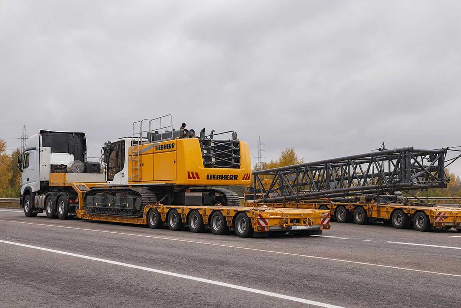 Liebherr HS 883 HD на транспортном тралере для перевозки