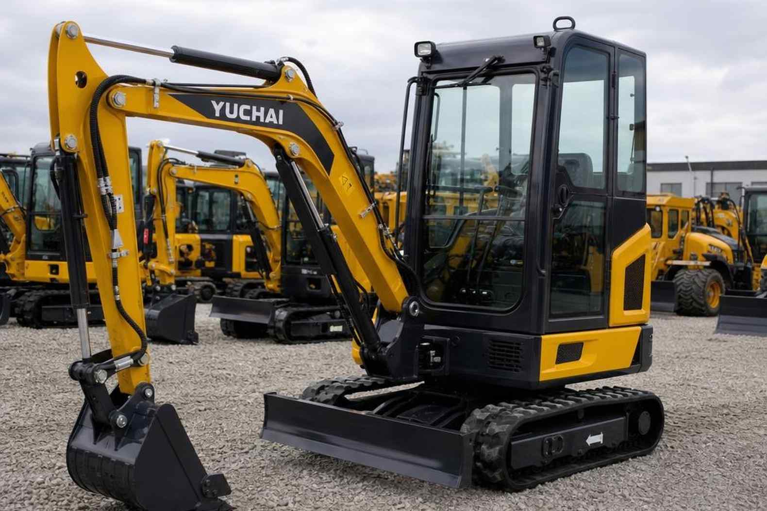 Мини-экскаватор Yuchai YC35 SR на строительной площадке перед покупкой