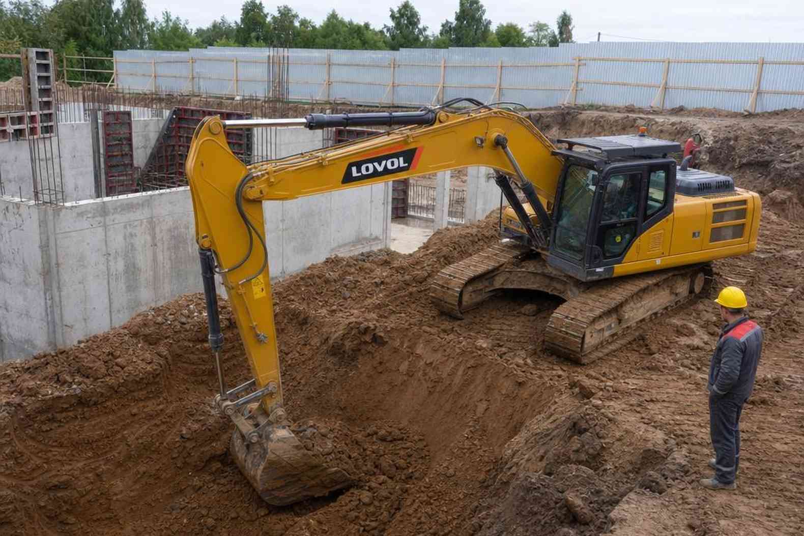 LOVOL FR220D копает котлован на жилом строительстве