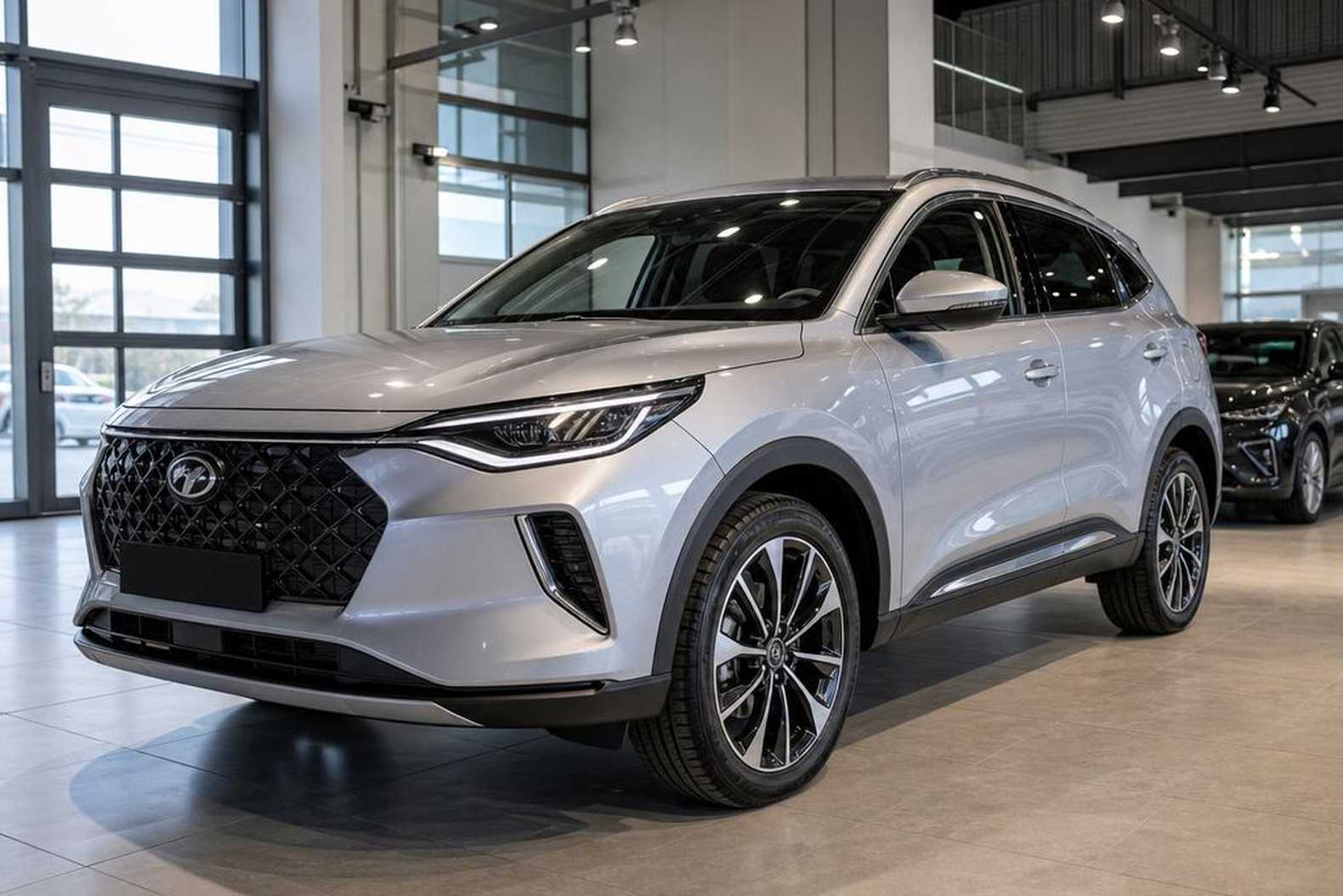 Geely Monjaro в автосалоне на фоне стеклянных витрин