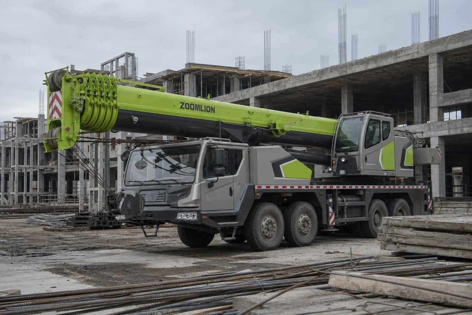 Zoomlion QY25V: обзор автокрана 25 т и характеристики