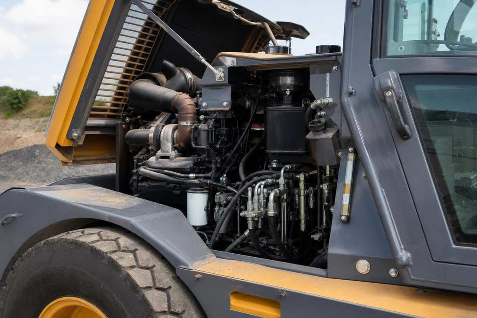 дизельный двигатель Cummins в отсеке виброкатка XCMG