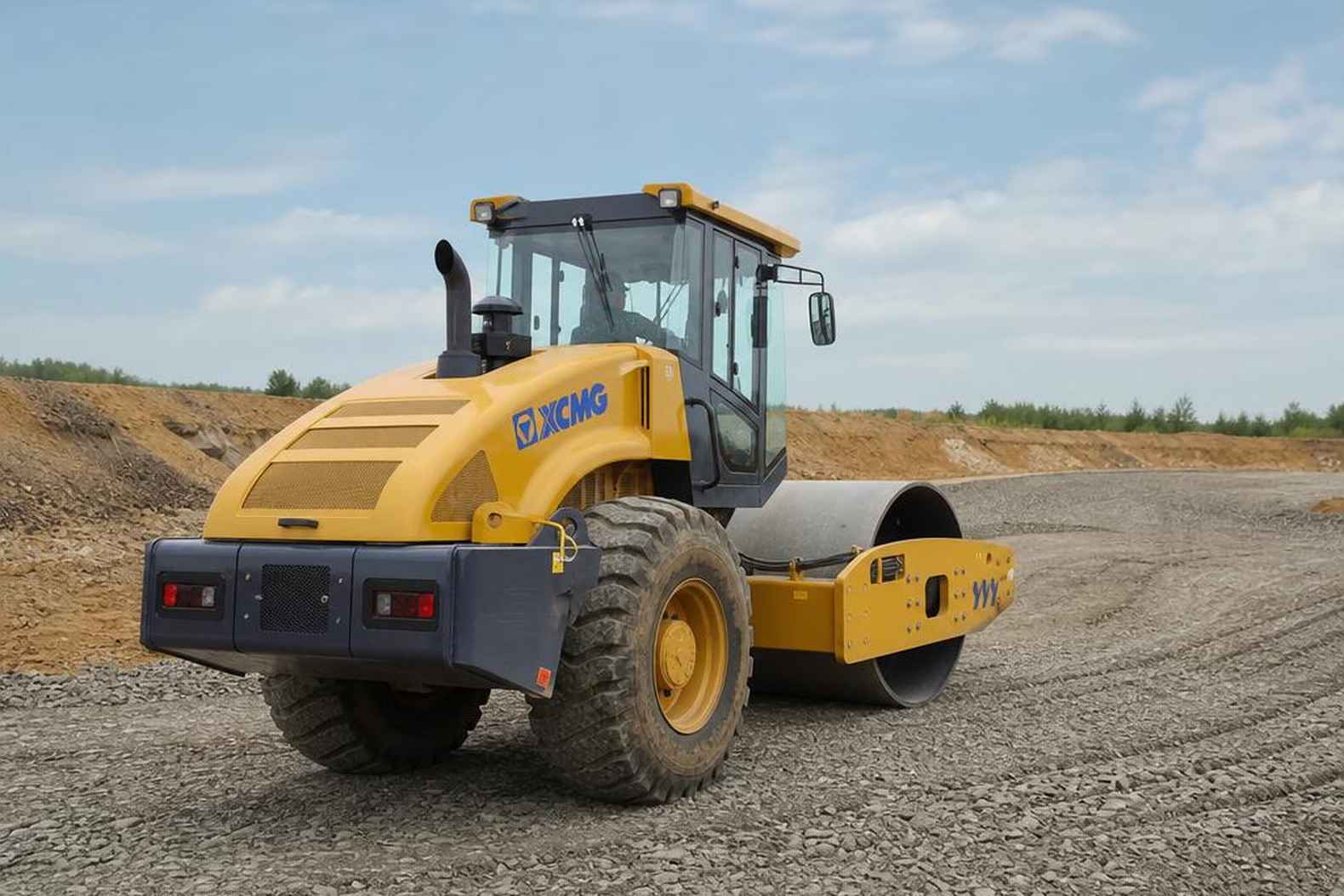 виброкаток XCMG XS143 разворачивается на грунтовой площадке стройки