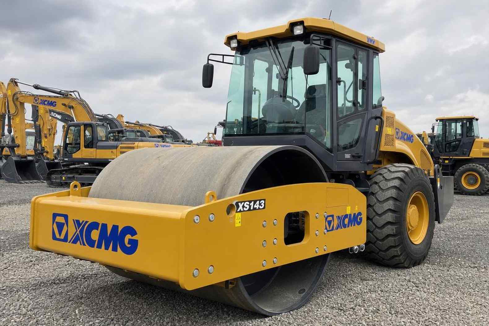 каток XCMG XS143 на стоянке дилерской площадки в России