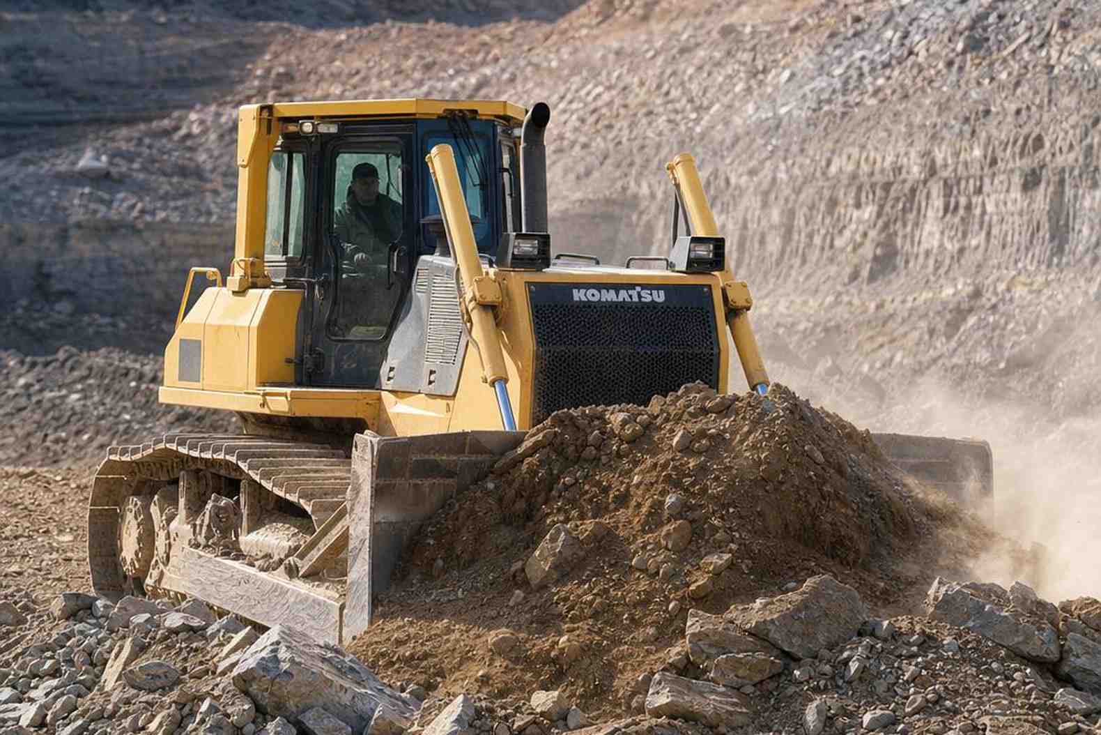Komatsu бульдозер в карьере, параллельный импорт спецтехники