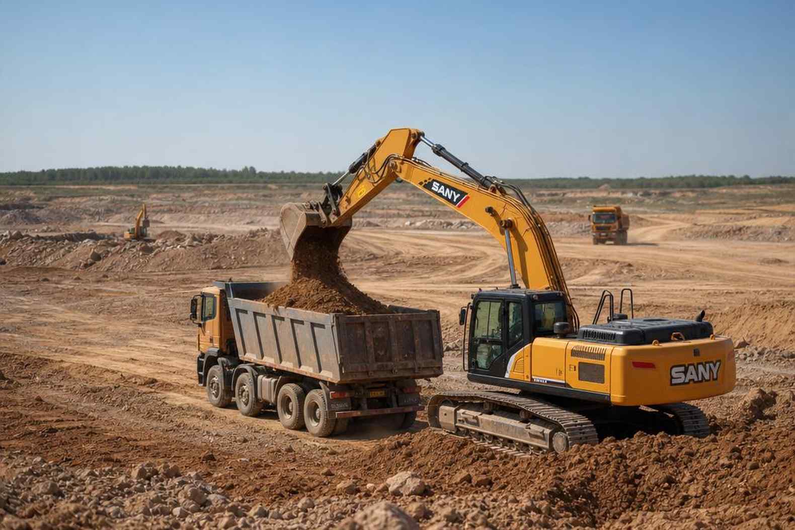 SANY SY215C в работе на земляных работах рядом с Komatsu