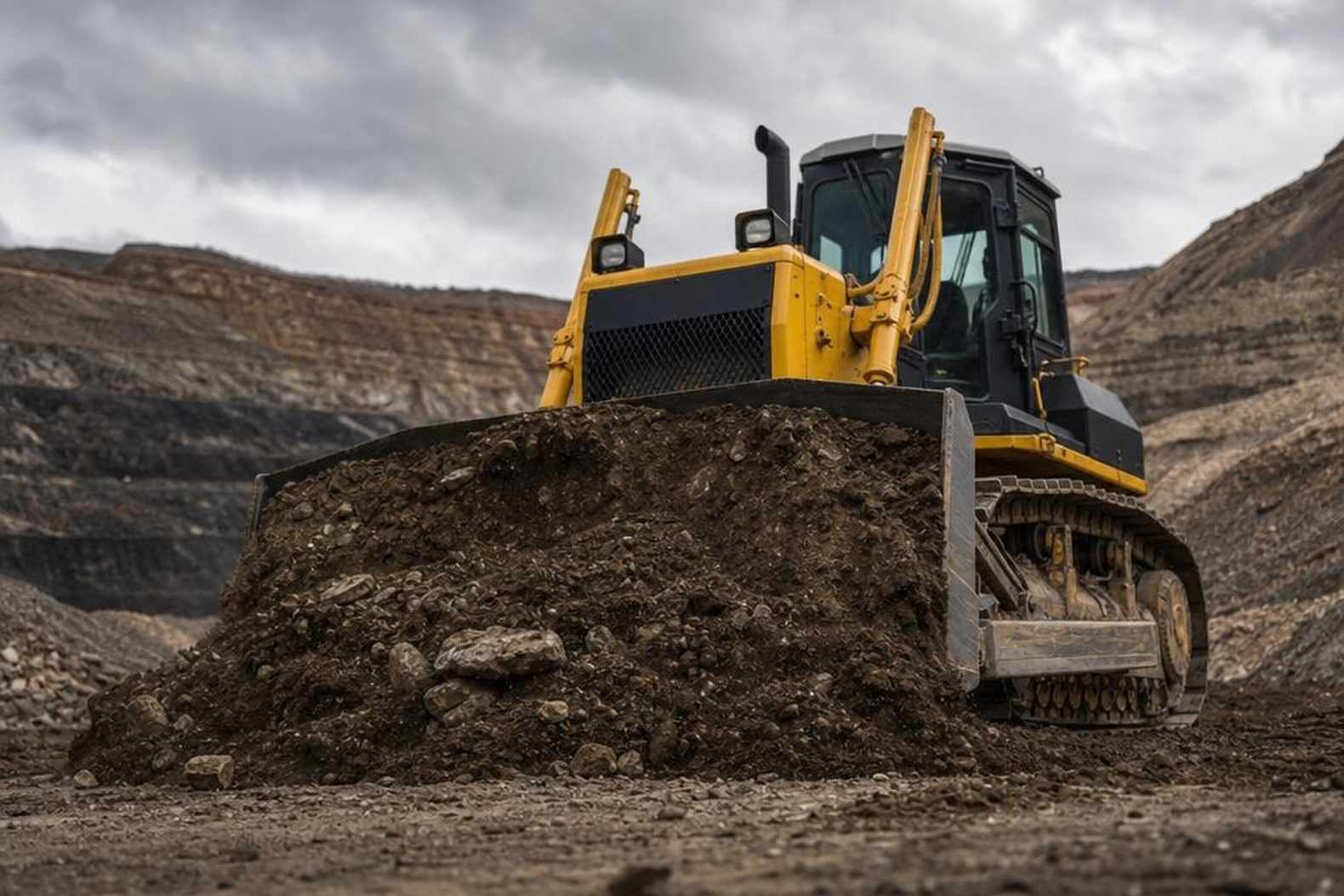 отвал бульдозера Shantui SD22 при работе с грунтом