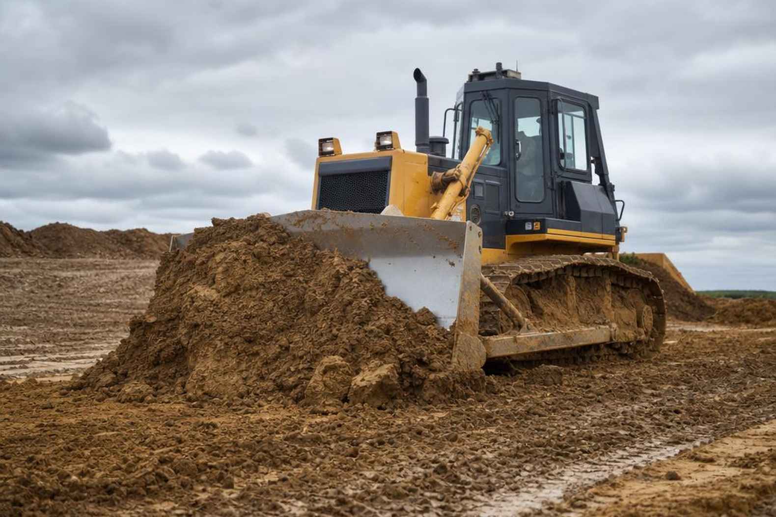 Shantui SD32 выполняет планировку грунта на стройке