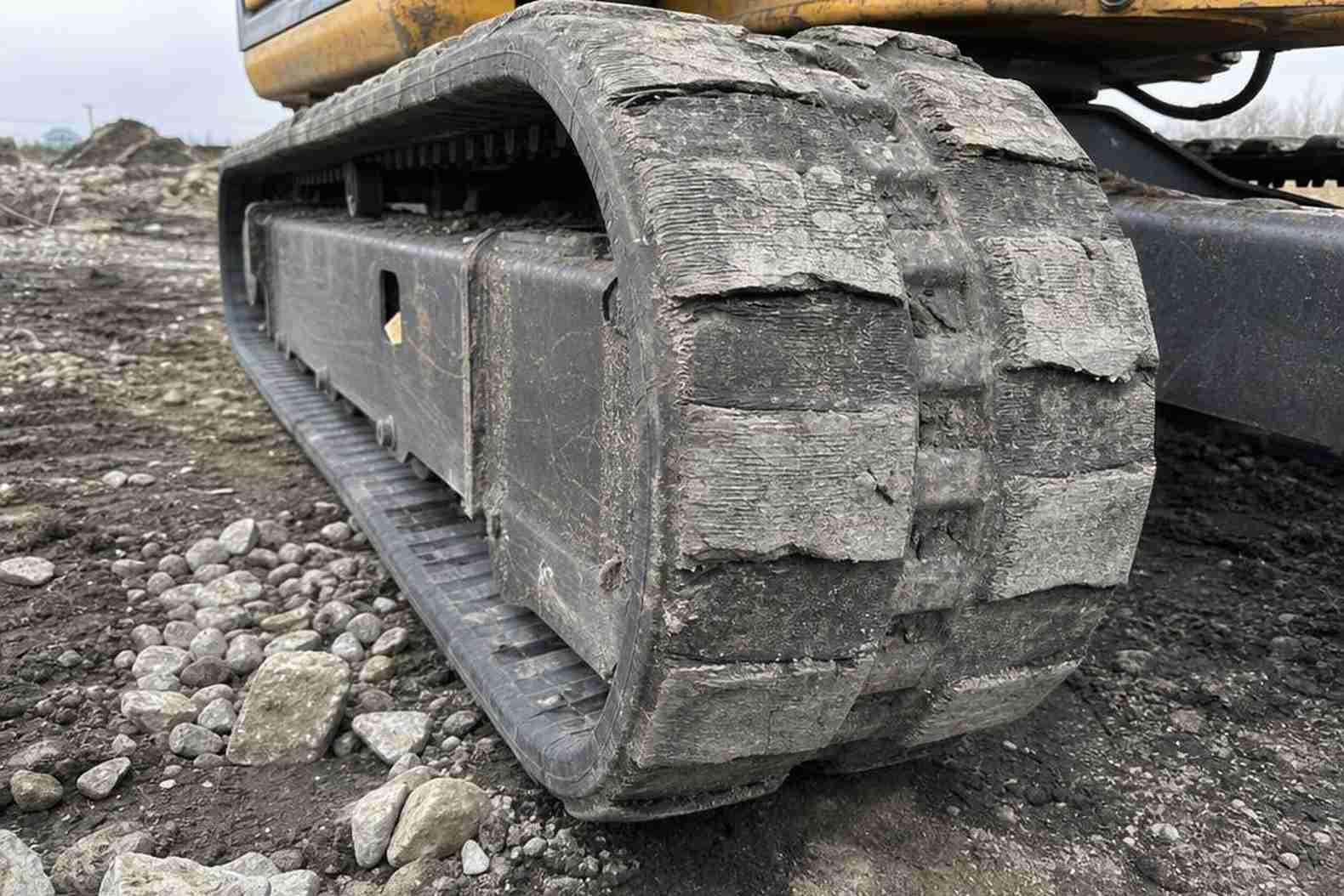 Изношенные резиновые гусеницы мини-экскаватора, сравнение траков