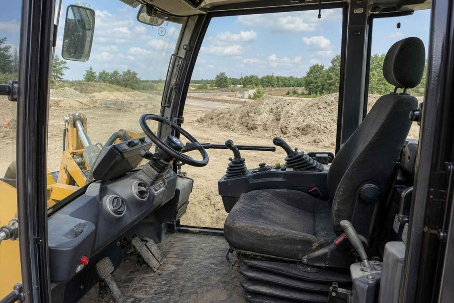 кабина оператора мини-погрузчика с джойстиком и остеклением