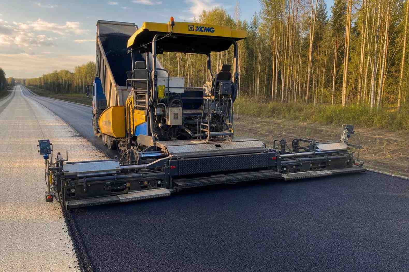 XCMG укладывает асфальт на федеральной трассе в России