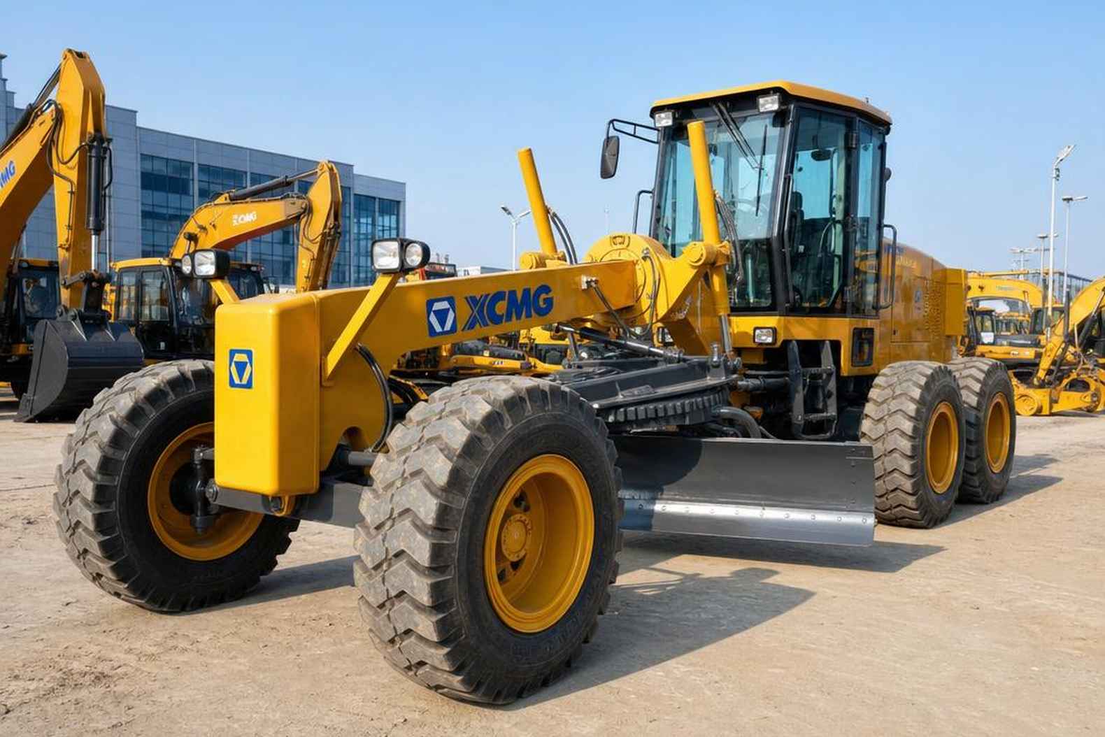 автогрейдер XCMG GR215A на стоянке дилерского центра