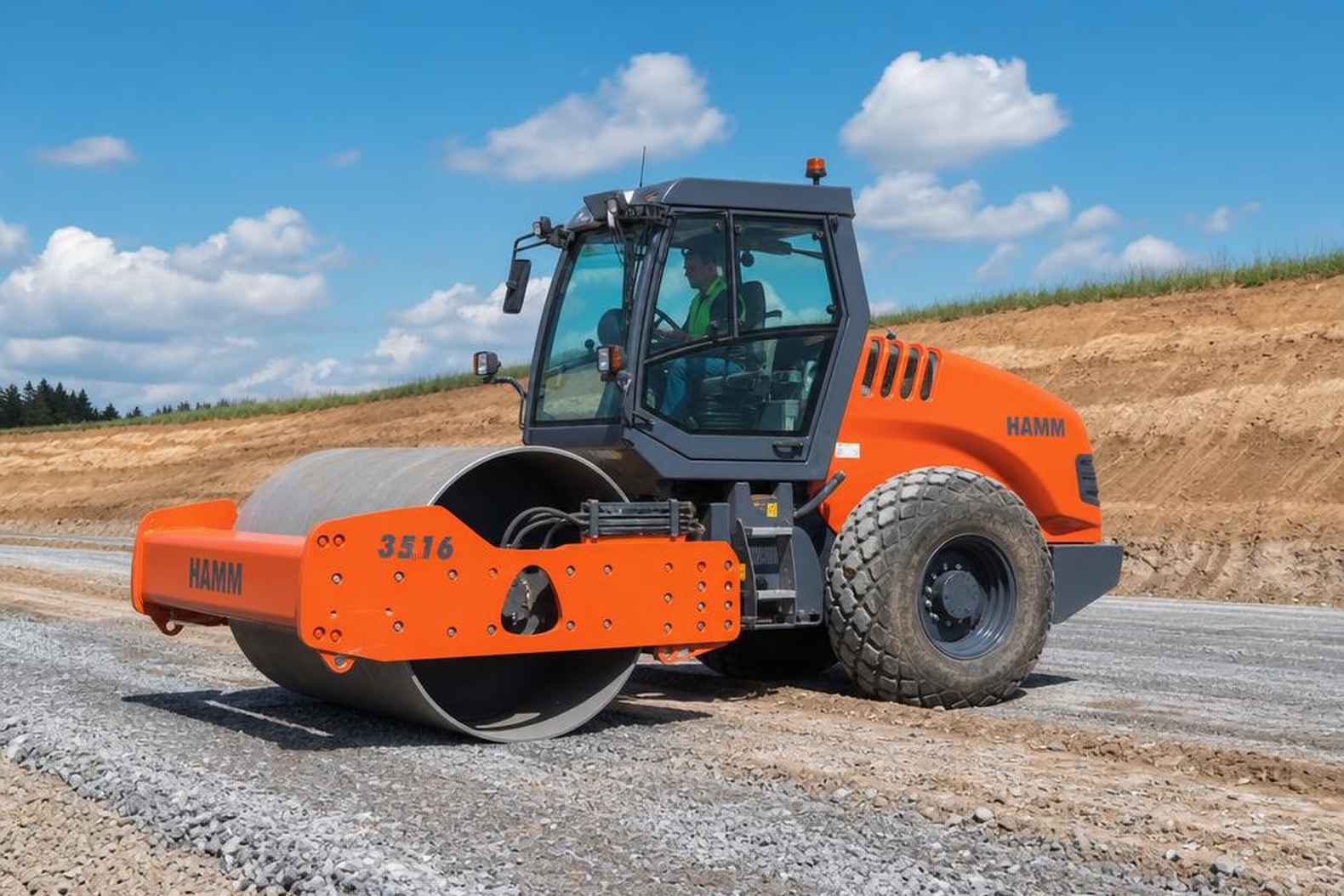 Каток Hamm 3516 уплотняет грунтовое основание на трассе