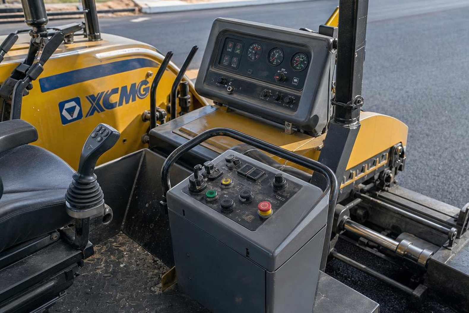 кабина оператора и панель управления асфальтоукладчика XCMG RP802