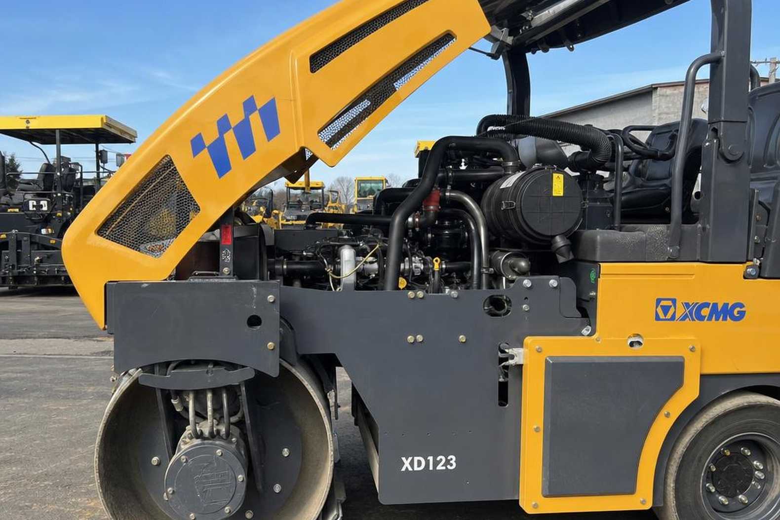 двигатель Cummins под капотом катка XCMG XD123