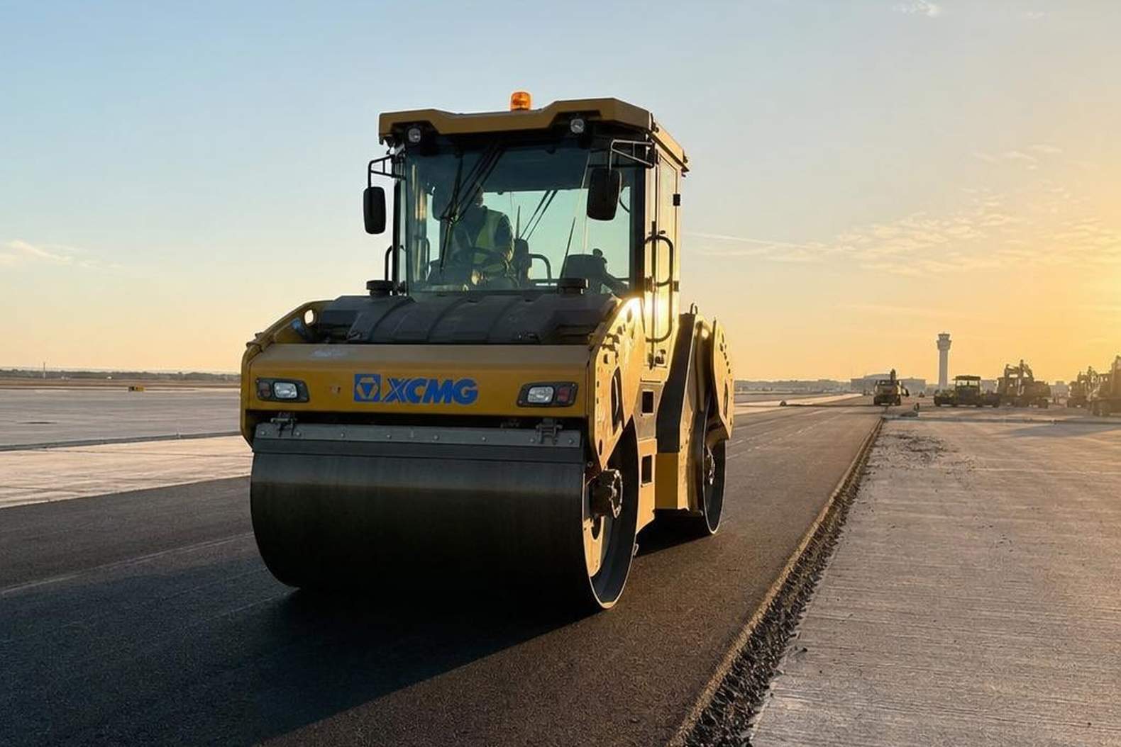 каток XCMG XD123 уплотняет асфальт на аэродроме