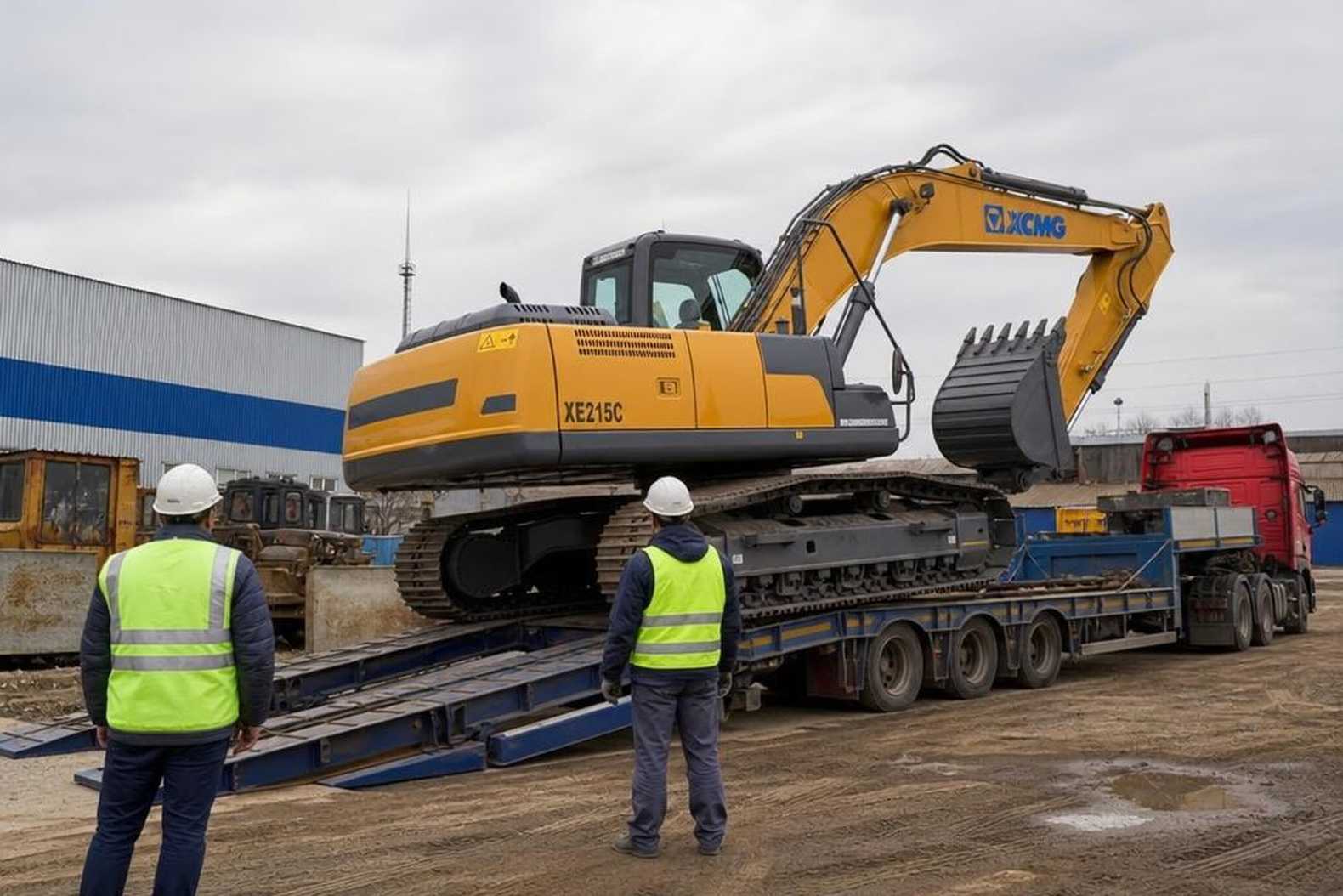 Экскаватор XCMG XE215C грузят на трал для перевозки на объект
