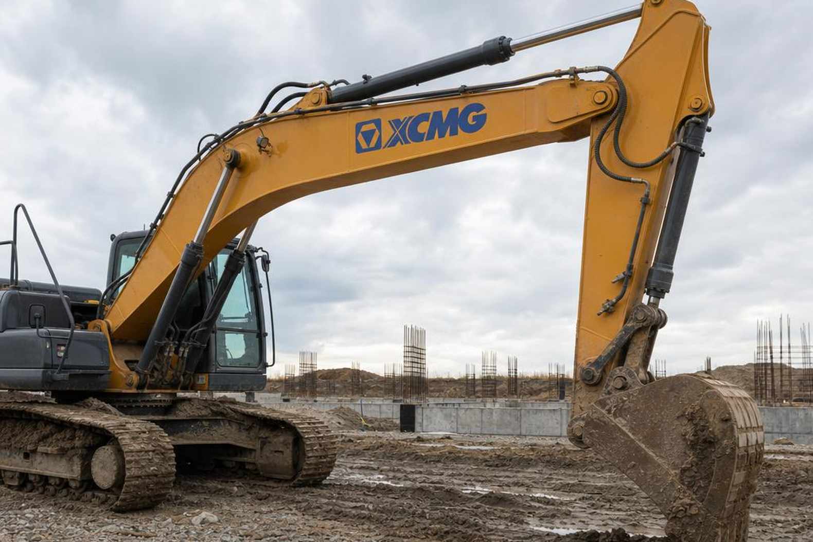 Технические характеристики экскаватора XCMG XE215C - стрела и ковш крупным планом