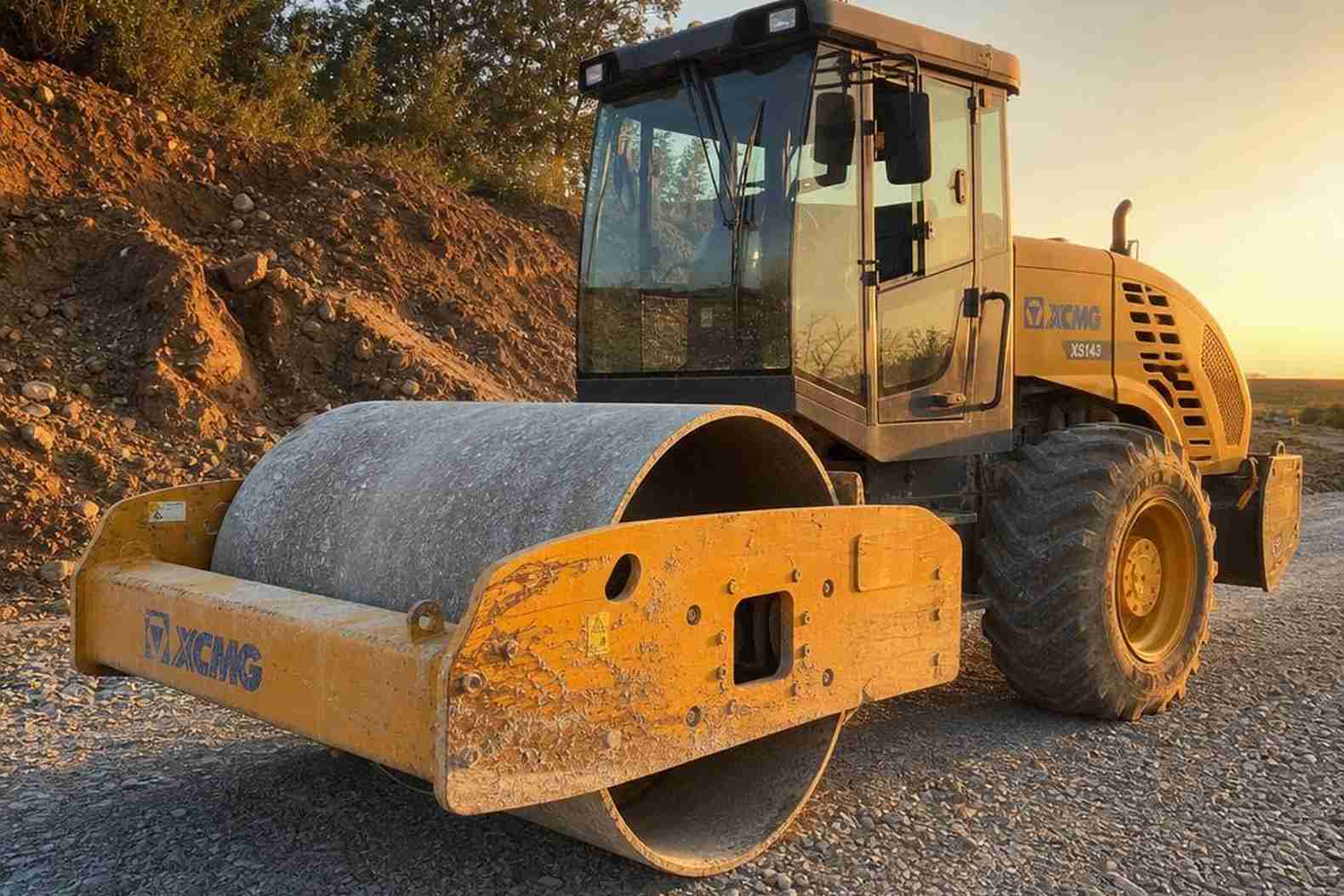 кабина и двигательный отсек катка XCMG XS143 крупным планом на объекте