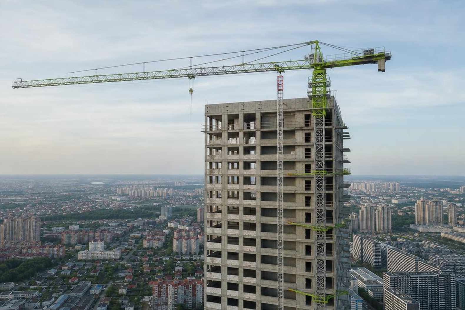 Наращивание башни Zoomlion TC6517 на строительстве 30-этажного жилого комплекса